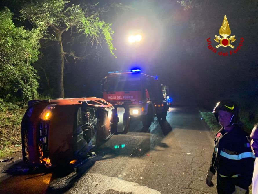 Paura sulla sp32: auto si ribalta tra Farnese e Manciano, salve madre e figlia di 10 anni