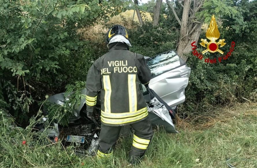 Auto esce di strada sulla Provinciale della Trappola: muore 34enne, ferita una bambina di sei anni