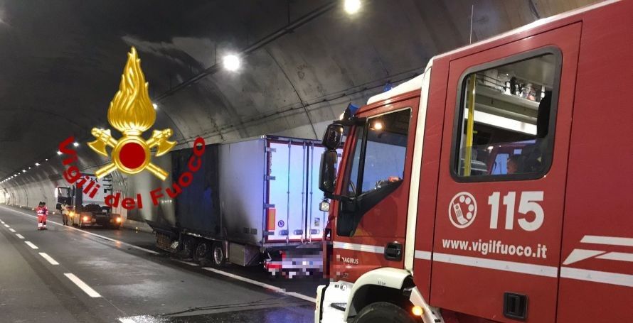 Direttissima A1 chiusa: camion in fiamme in galleria
