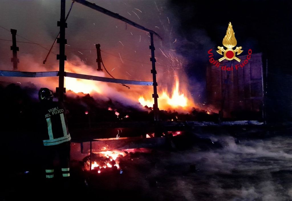 Camion a fuoco in A1, caos e code sulla viabilità nell'area di Firenze