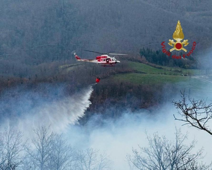 Emergenza fiamme a Pieve Santo Stefano: vigili del fuoco a difesa di case e aziende in localit&agrave; Felcina