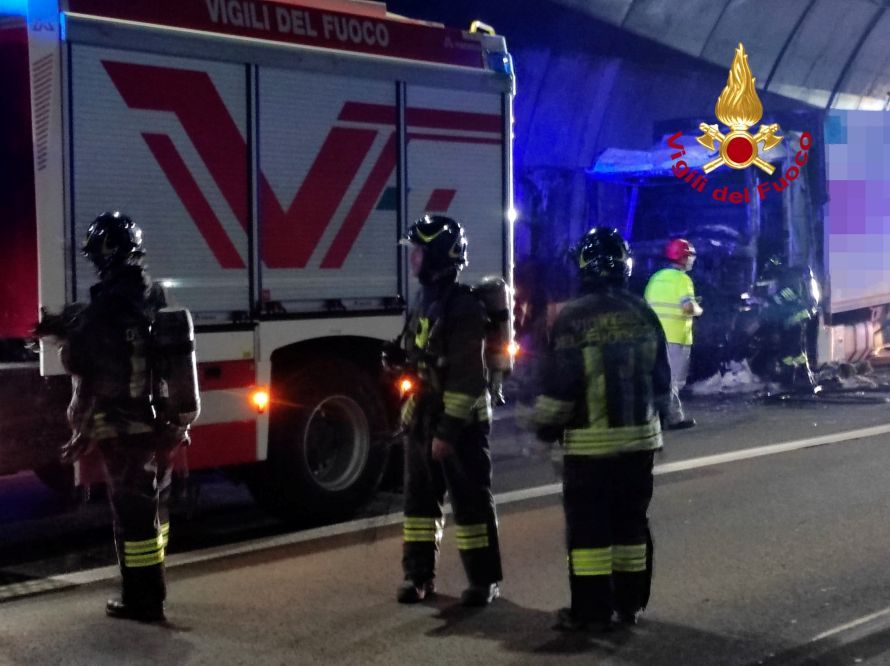 Direttissima A1 chiusa: camion in fiamme in galleria