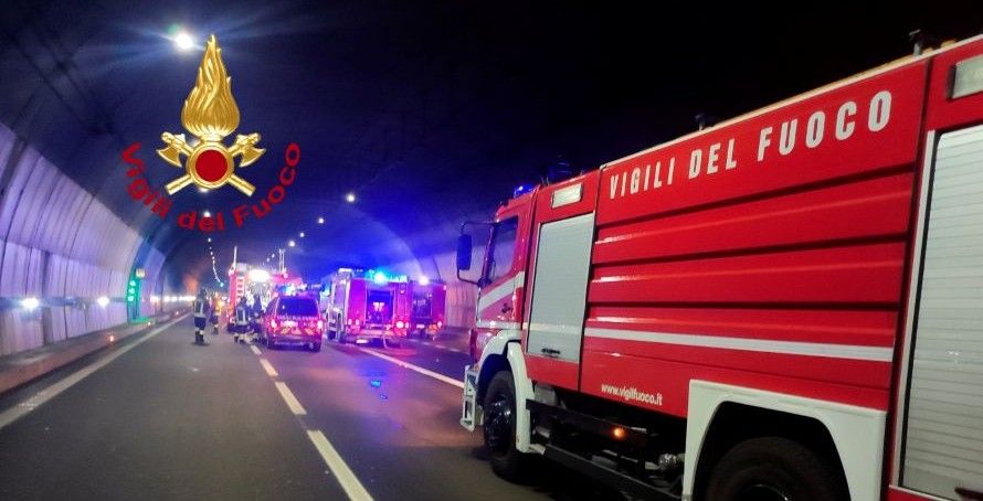 Paura in A1 per un incendio in galleria: 5 intossicati