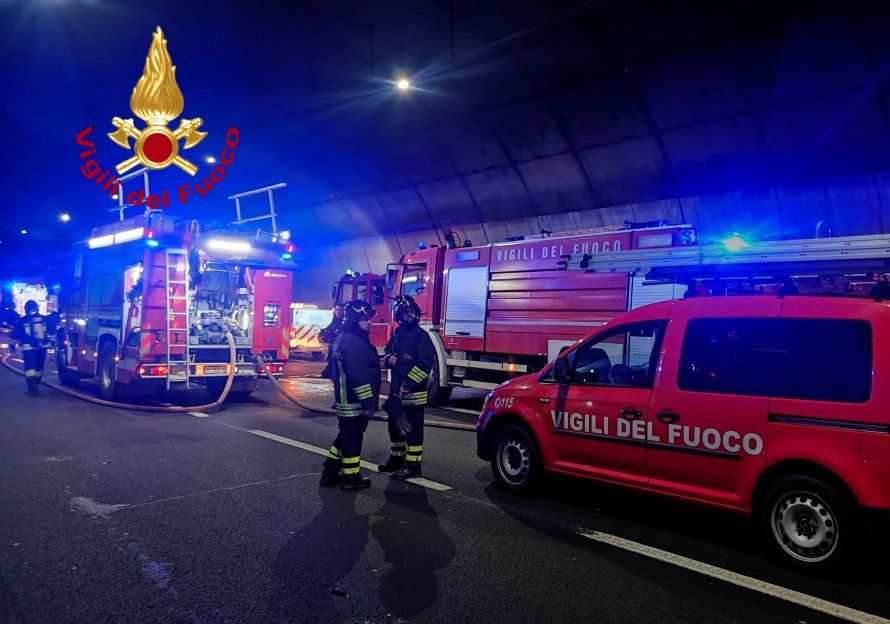 Camion in fiamme in galleria sulla A1, Direttissima chiusa