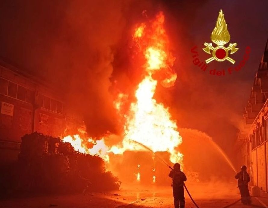 Paura all'alba a Capannori: maxi incendio in un impianto di smaltimento rifiuti a Salanetti
