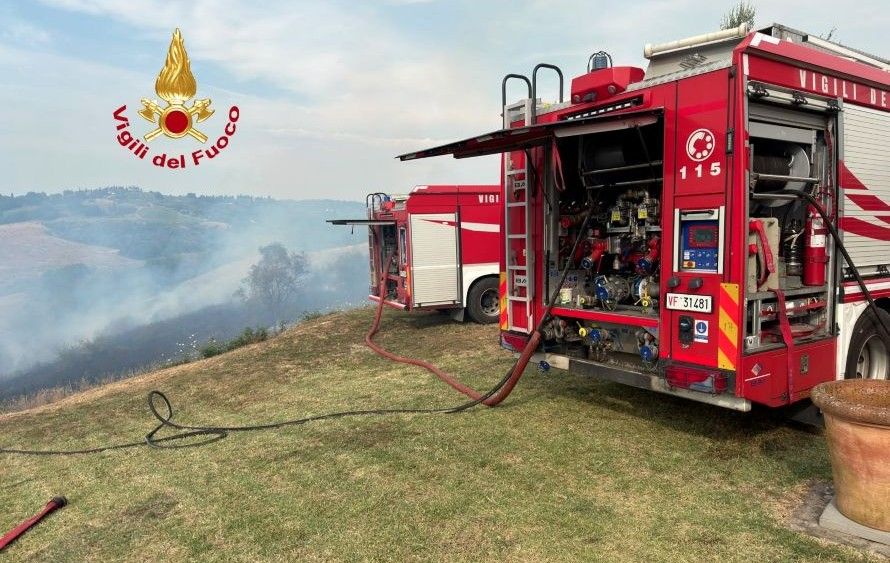 Incendio di Certaldo, crolla il tetto di un capannone con le rotoballe: vigili del fuoco al lavoro nel Pian Grande