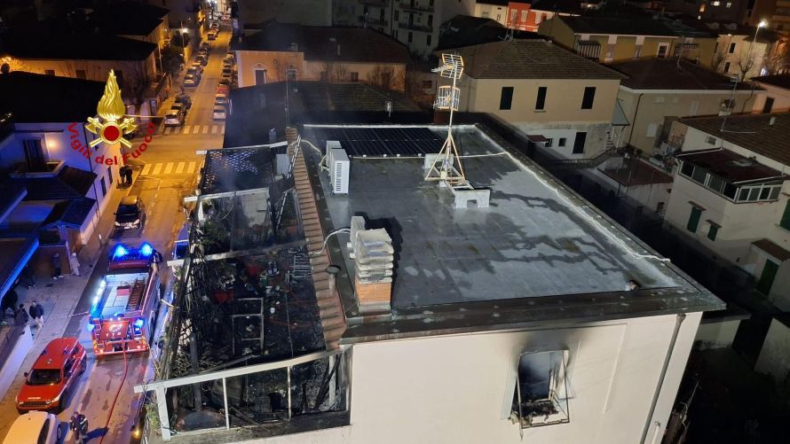 Follonica, fiamme in un appartamento in via Foscolo: salvata una persona intrappolata
