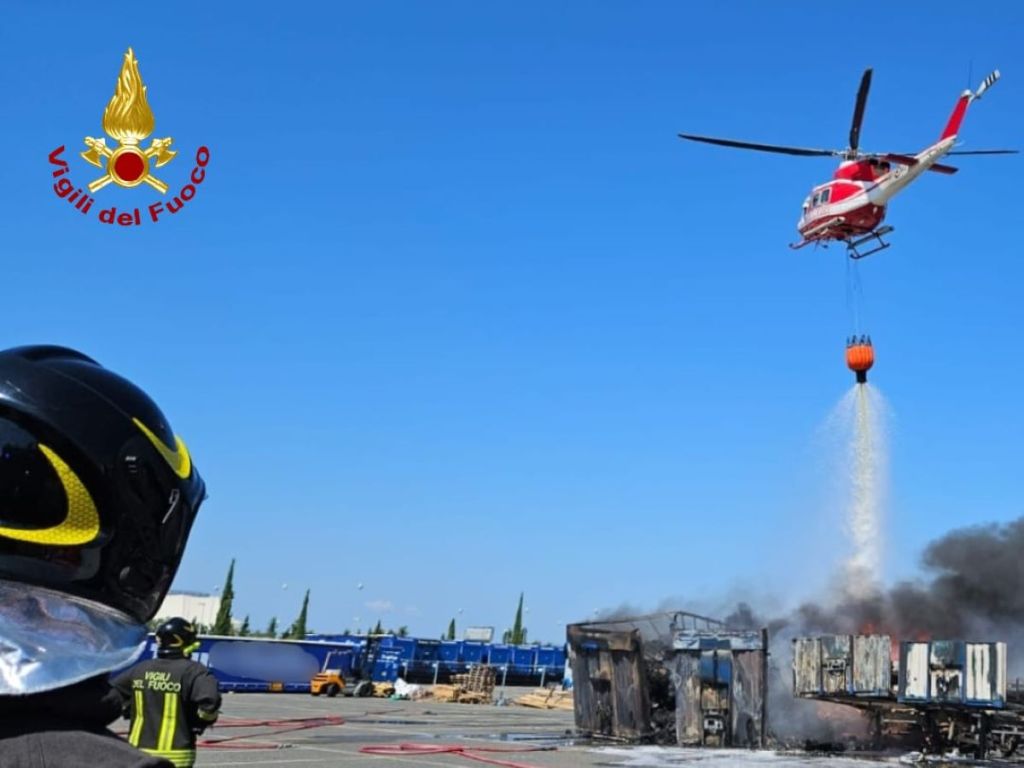 In fiamme l'interporto a Collesalvetti: a fuoco pianali carichi di cellulosa