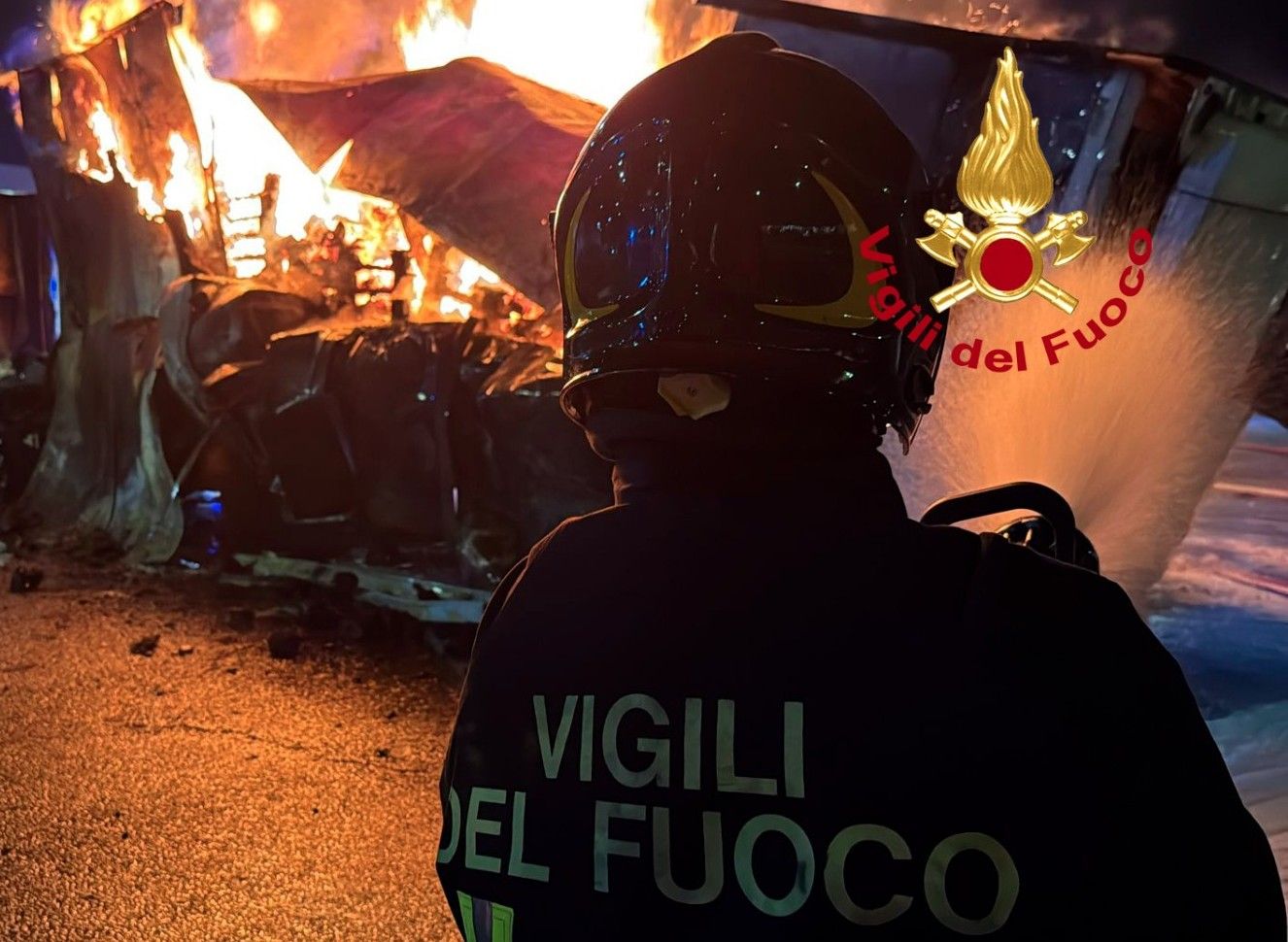 Maxi incendio a Montespertoli: fiamme in ex azienda, necessaria decontaminazione