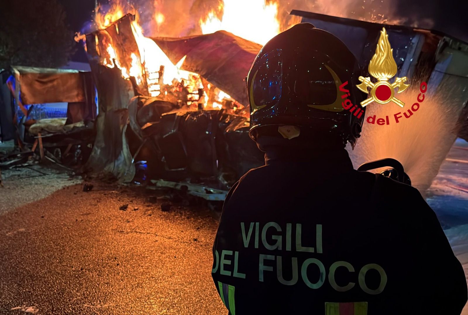 Incendio a Montespertoli: distrutti mezzi agricoli in via Polvereto, danni ingenti