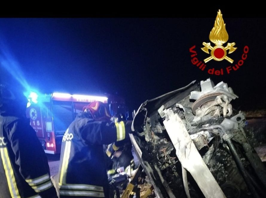 Tragico schianto sulla Siena-Grosseto: auto avvolta dalle fiamme, muore un uomo di 37 anni