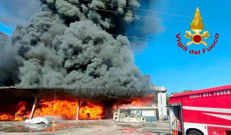Fiamme a Vicopisano: bruciano tonnellate di plastica. Attivato il Coc, evacuate le fabbriche e un liceo