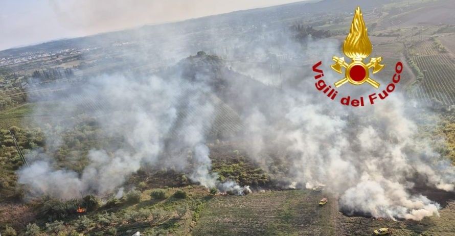 Vasto incendio a Vinci, decisivo l'elicottero Drago