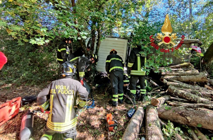 Incidente a Barberino: furgone ribaltato in un fosso, conducente intrappolato