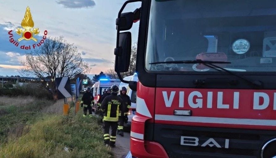 Inferno all'alba sulla FiPiLi: drammatico incidente a Lavoria, muore una donna