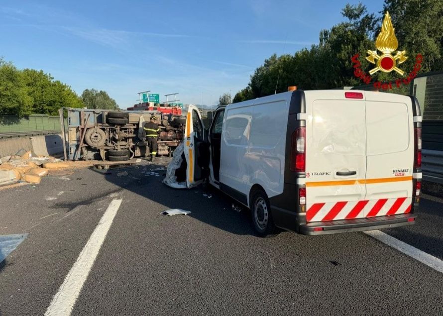 Tragedia all'alba sulla A11: scontro tra due furgoni, un morto e un ferito grave. Autostrada chiusa nel tratto Lucca-Pisa