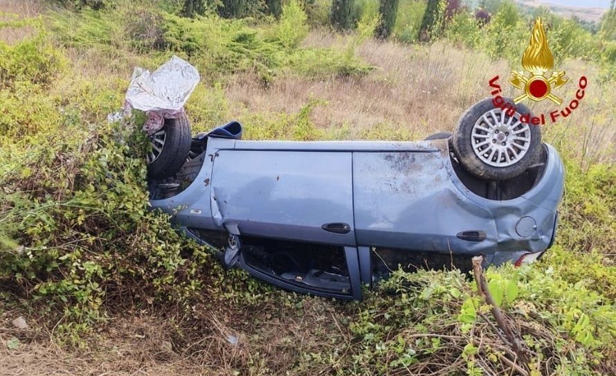 Incidente a Siena, auto finisce fuori strada in via del Renaccio: 33enne alle Scotte