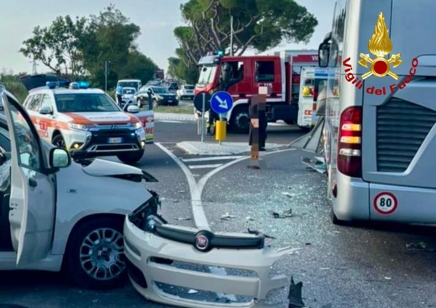 Scontro tra pullman, auto e moto sulla Via Aurelia: due feriti