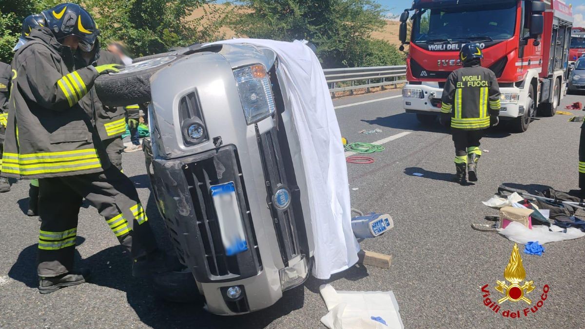 Auto si ribalta sulla Siena Bettolle: due incastrati nell'abitacolo