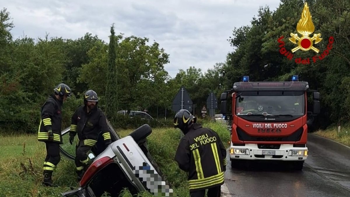 Si ribalta con l'auto e finisce nel canale di scolo, donna alle Scotte