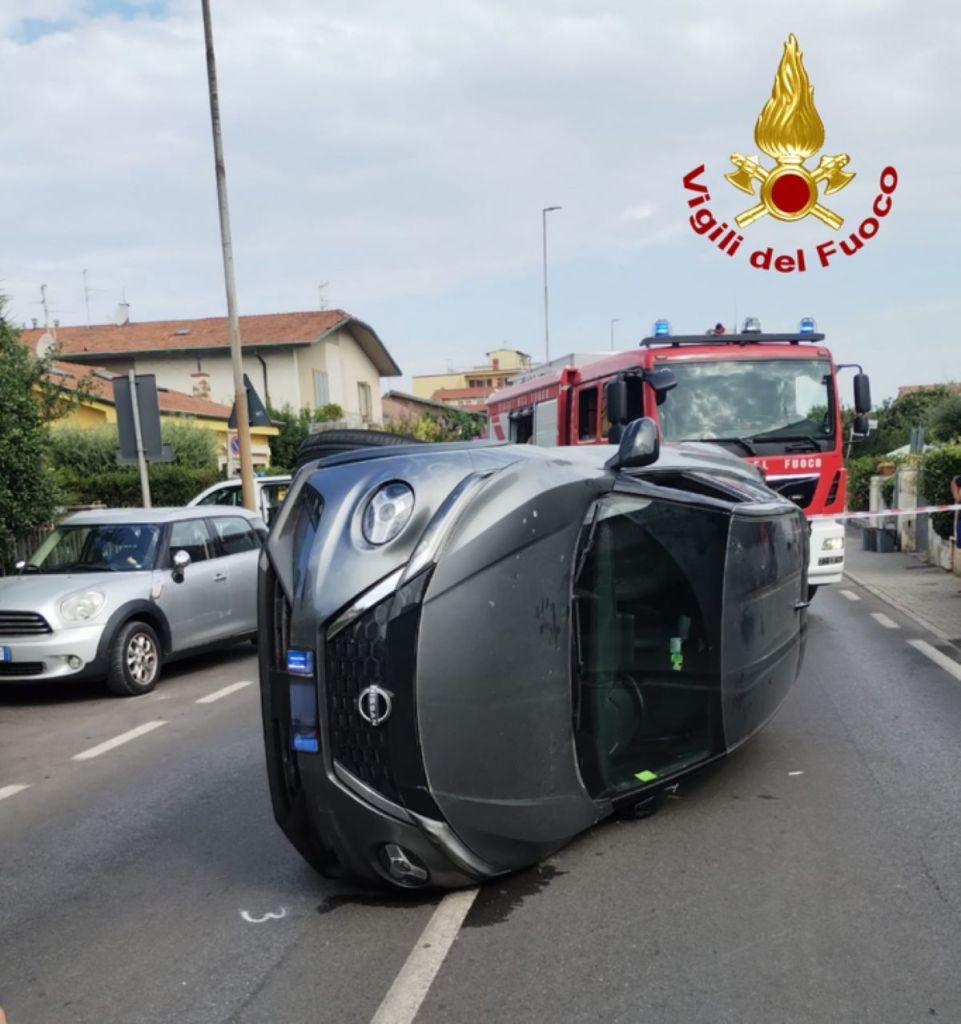 A Viareggio 70enne urta auto in sosta e si ribalta