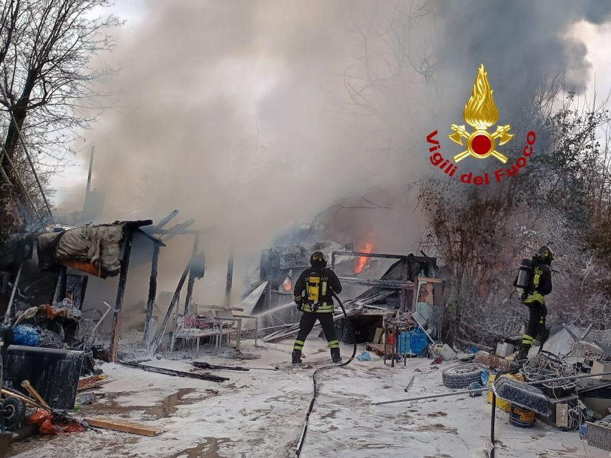 Fiamme all&rsquo;Isolotto: bruciano baracche e rifiuti, paura per il ritrovamento di bombole gpl