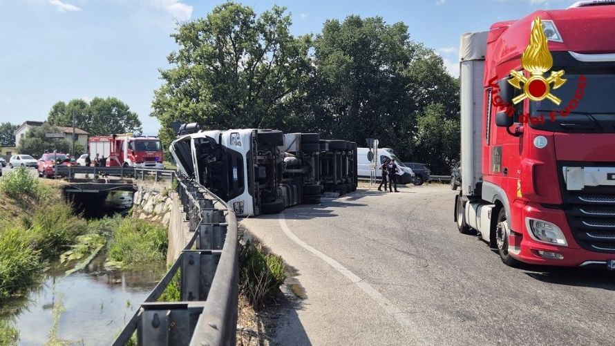 Camion carico di carta si ribalta alla rotonda del Frizzone: autista in ospedale e traffico in tilt a Capannori