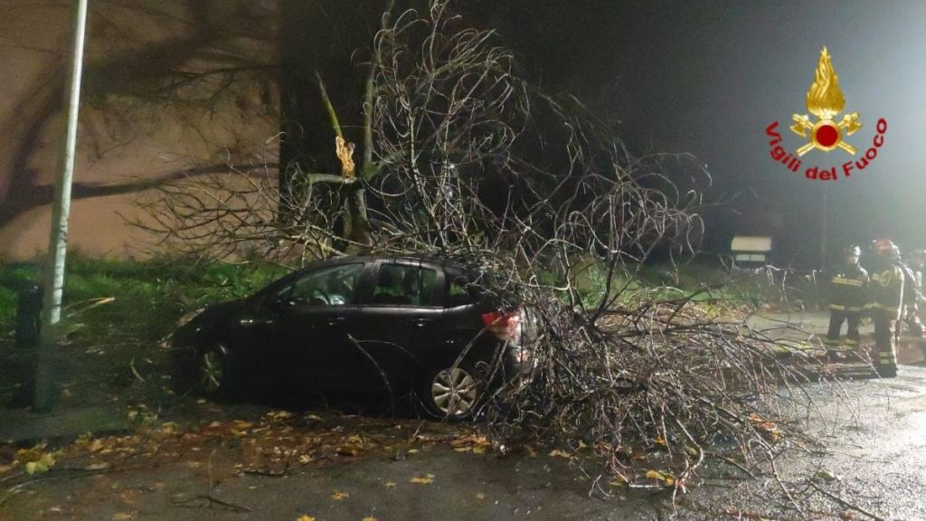 Toscana flagellata dal vento e dal maltempo. 22 famiglie evacuate. Alberi sulle strade