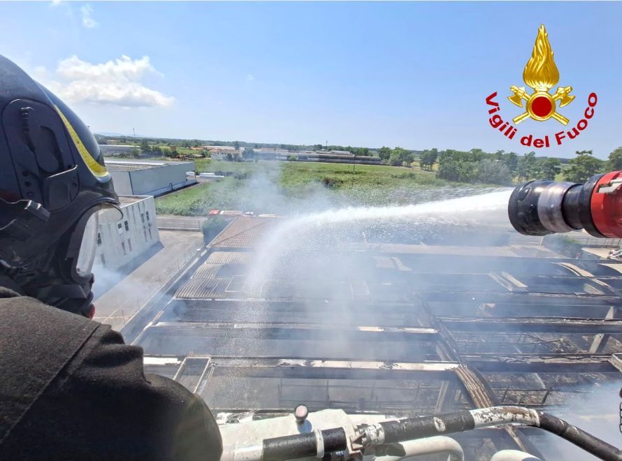Incendio alla Spedi di Vecchiano: fiamme ora sotto controllo