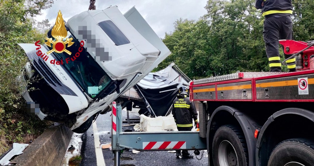 Camion si ribalta, FiPiLi bloccata in entrambe le direzioni tra Ginestra e Montelupo
