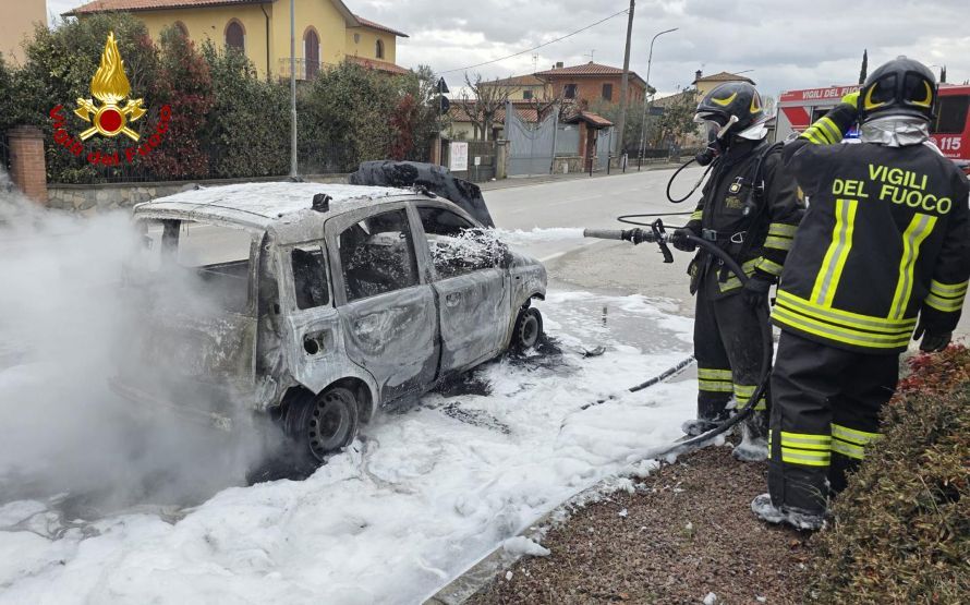 Sinalunga, fiamme in via Piave: auto a metano distrutta dal fuoco