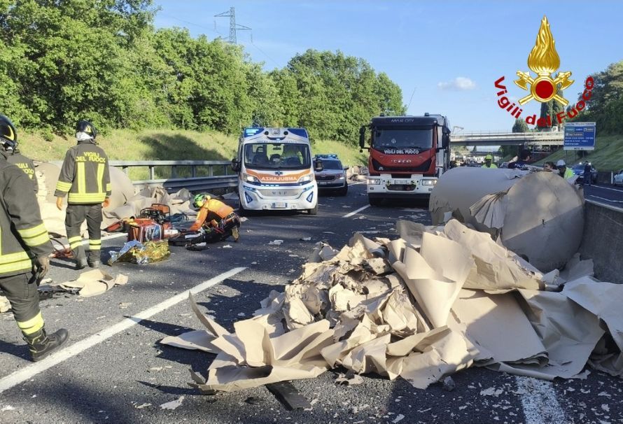 Tir perde il carico in A1 e travolge un&rsquo;auto nella corsia opposta. Tre feriti, interviene Pegaso
