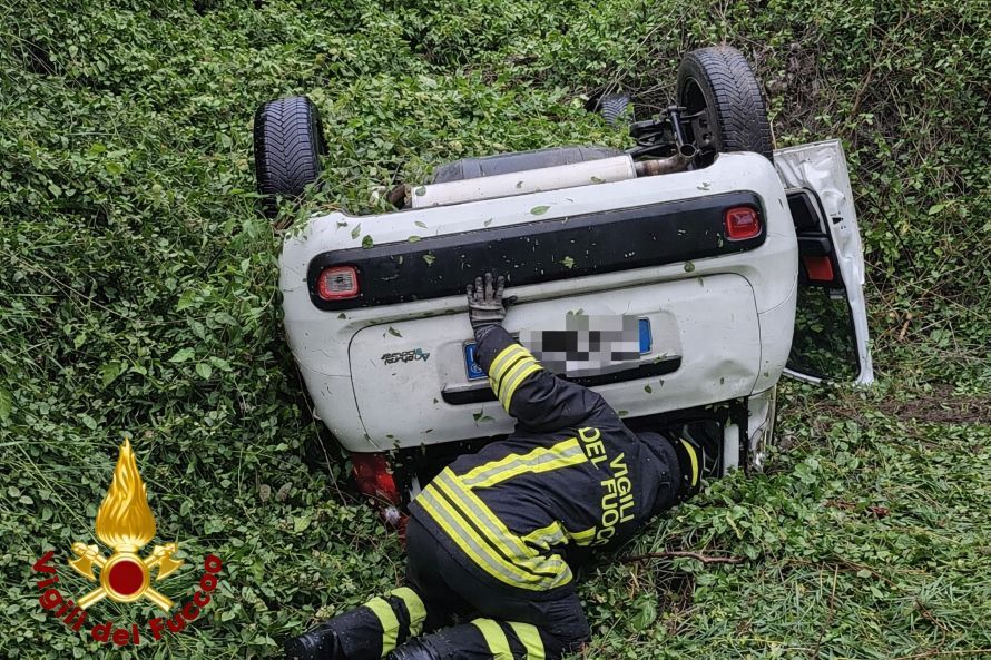 Cetona, auto esce di strada e si ribalta sulla Sp21: conducente estratto dai vigili del fuoco