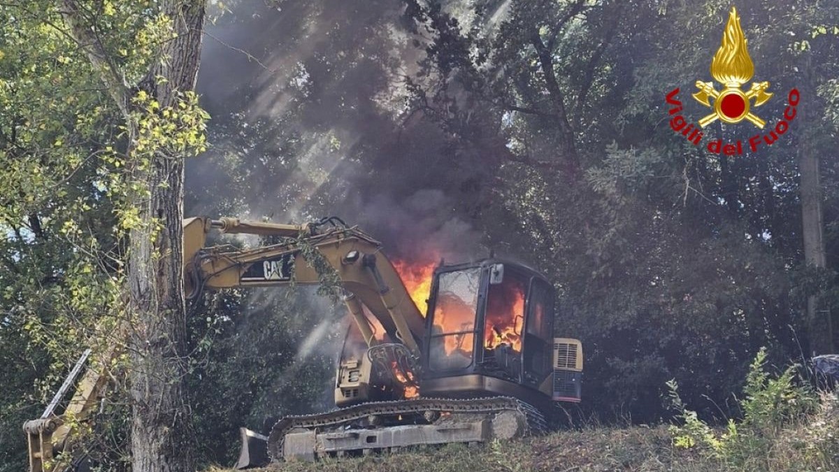 Ruspa si incendia nei pressi del campo sportivo di Rigomagno