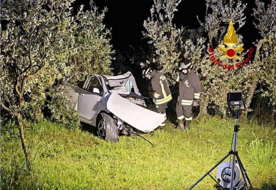 Tragedia nella notte a Montepulciano: scontro frontale in via di Sanguineto, muore un 31enne