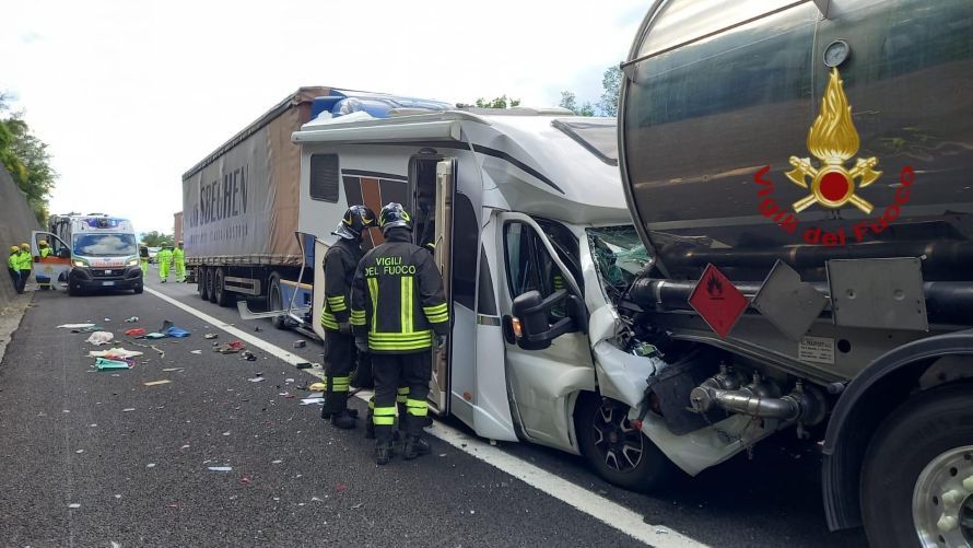 Paura in A1 per un maxitamponamento tra due tir e un camper: sei chilometri di coda verso Roma