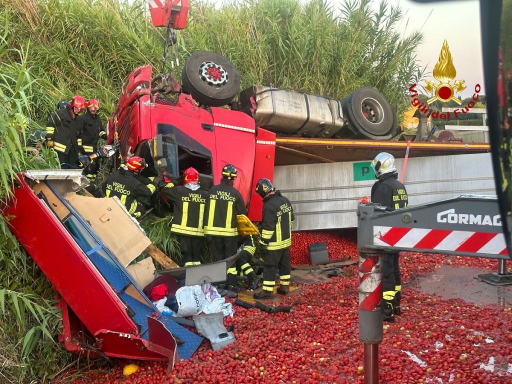 Camion si ribalta a Orbetello: pomodori per strada. Aurelia chiusa fino a stamani