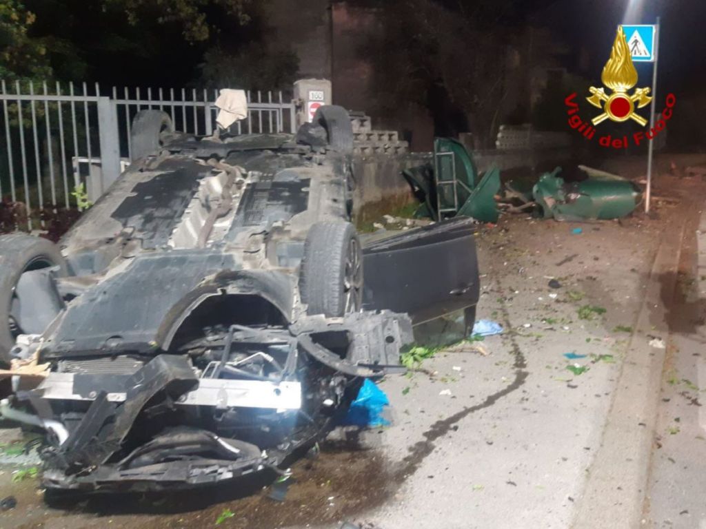 Distrugge l'auto, abbatte alberi e cassonetti. Poi scappa. Mistero a Buggiano