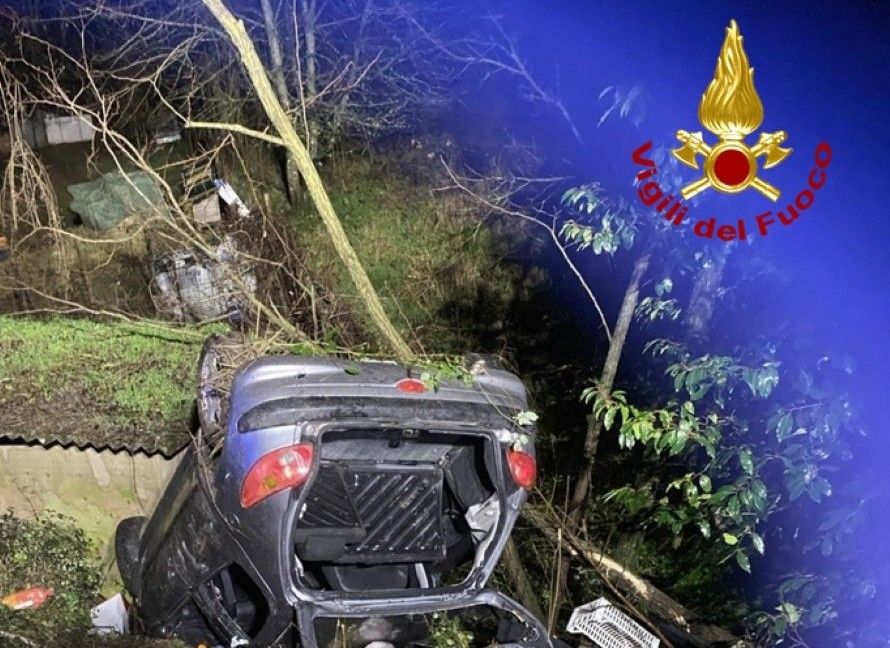 Paura a Piancastagnaio: auto finisce fuori strada e si ribalta