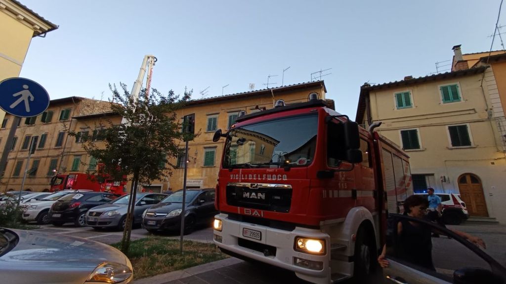 Cornicione pericolante, apprensione in piazza Frilli
