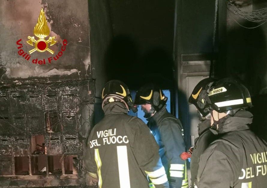 Inferno di fumo a Piombino: condominio evacuato, 82 persone fuori casa