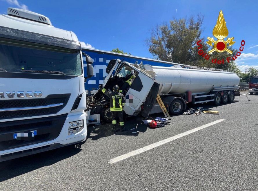 Scontro tra mezzi pesanti in A12: coinvolta un&rsquo;autocisterna di carburante, un ferito estratto dalle lamiere