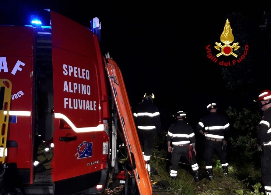 Paura a Colle Val d&rsquo;Elsa: precipita in un dirupo vicino al fiume, salvato dai vigili del fuoco