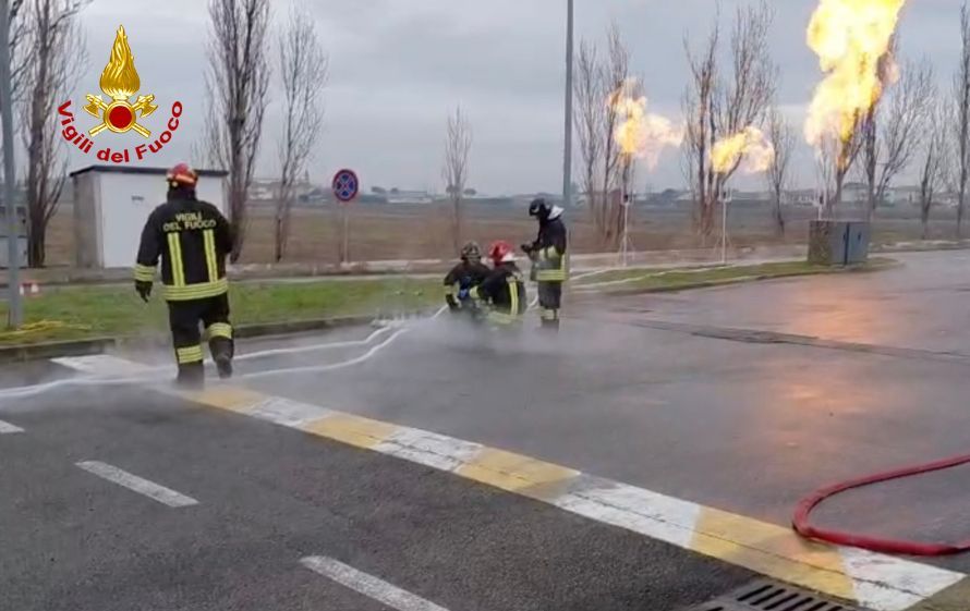 Operazioni di messa in sicurezza a Pontedera: svuotamento serbatoio Gnl in corso