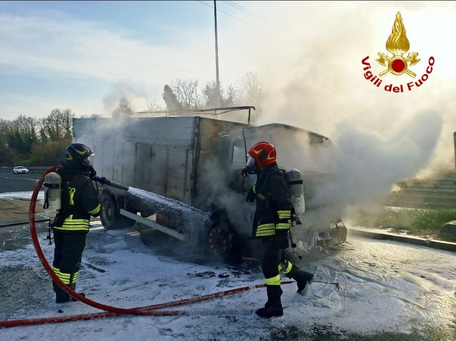 Paura a Rapolano Terme: fiamme su un camion carico di nitrato d&rsquo;ammonio
