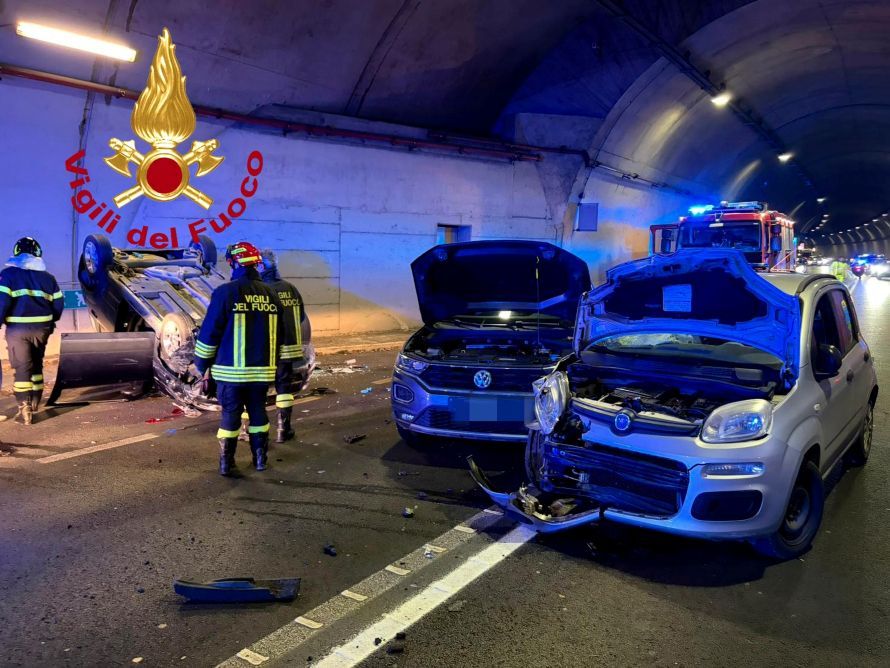 Firenze, scontro nel By-pass del Galluzzo: tre feriti e ss 741 chiusa al traffico