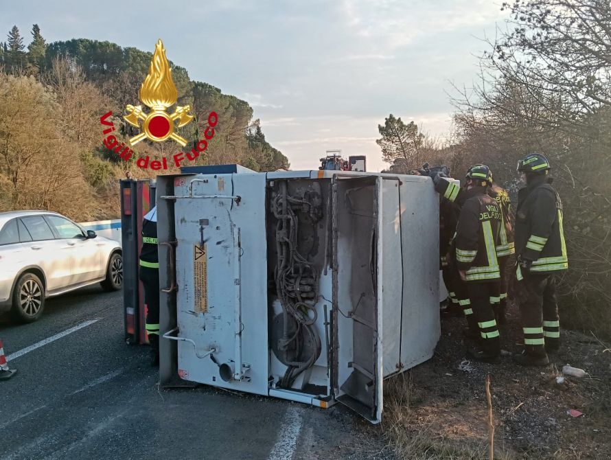 Incidente sulla Firenze-Siena: spazzatrice si ribalta al km 31, soccorso il conducente