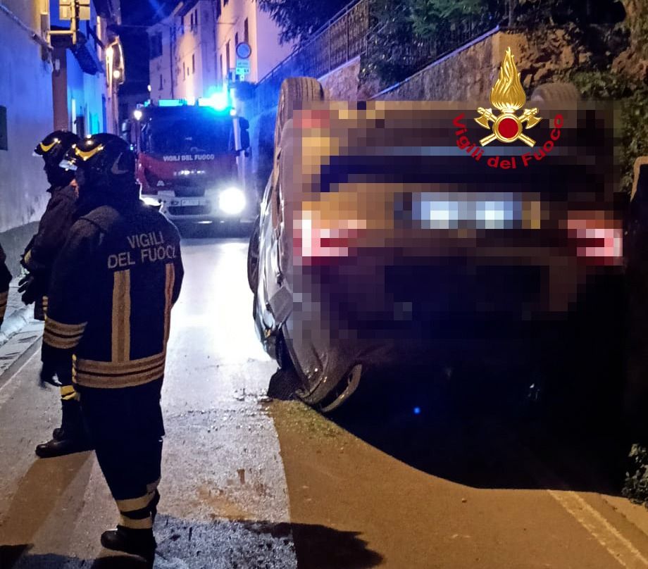 Incidente a La Romola, auto finisce contro il muro e trancia il gas: intervento dei Vigili del Fuoco