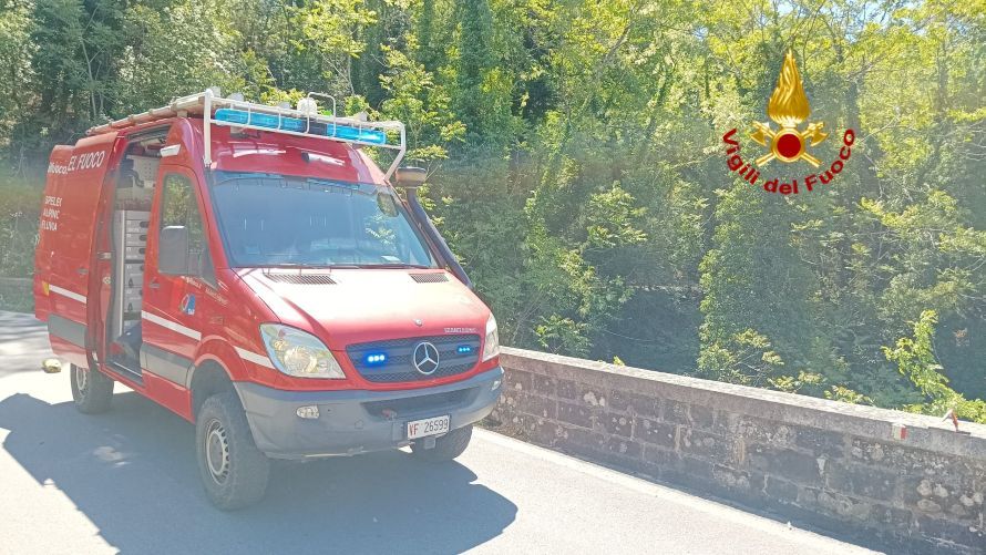 San Casciano, incidente sulla Volterrana: scooterista cade nel torrente dal ponte. Interviene l'elisoccorso