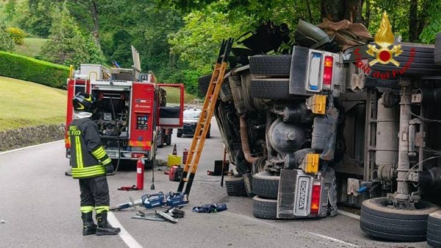 Tragico incidente sulla statale 66 a Le Piastre: tir carico di pietrisco si ribalta, morto l'autista